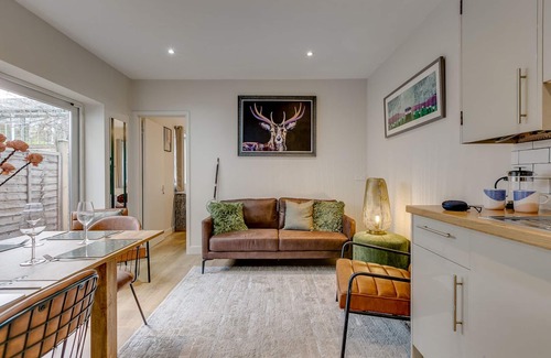 Larkhall Apartment | Stylish Brixton Retreat with Garden, near Tube - 20 minutes to Central London