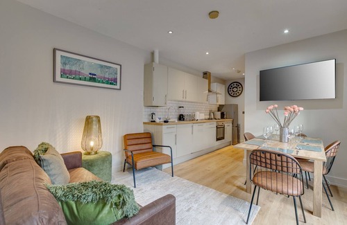 Larkhall Apartment | Stylish Brixton Retreat with Garden, near Tube - 20 minutes to Central London