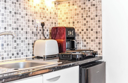 Camden Town with Primrose Hill Apartment | Stylish Camden Flat – 30 seconds to underground, Walk to Markets!