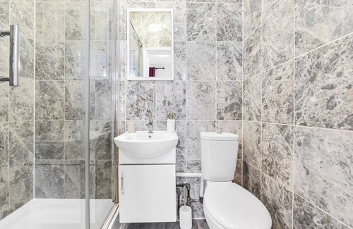 Camden Town with Primrose Hill Apartment | Stylish Camden Flat – 30 seconds to underground, Walk to Markets!