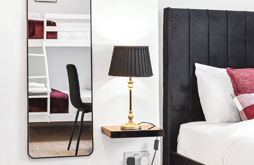 Camden Town with Primrose Hill Apartment | Stylish Camden Flat – 30 seconds to underground, Walk to Markets!