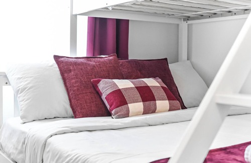 Camden Town with Primrose Hill Apartment | Stylish Camden Flat – 30 seconds to underground, Walk to Markets!