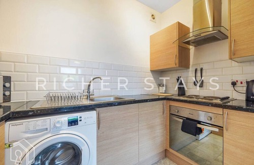 Island Gardens Apartment | Stylish Canary Wharf Apt | Corporates & Tourists