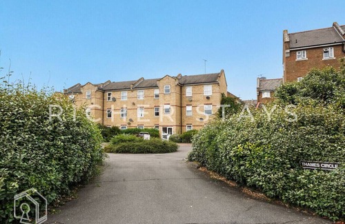 Island Gardens Apartment | Stylish Canary Wharf Apt | Corporates & Tourists