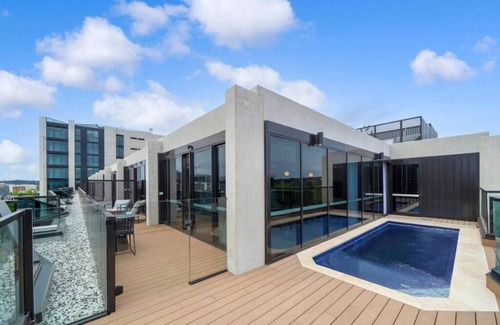 Reid Apartment | Stylish Canberra CBD Apartment for 4