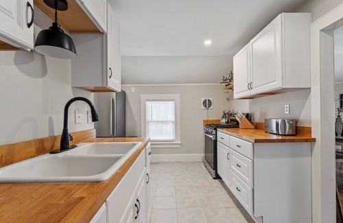 Saratoga Springs Cottage | Stylish Carriage house near DOWNTOWN, SPAC, SKIDMORE and RACE TRACK