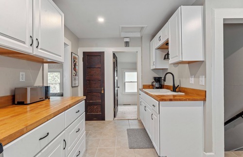 Saratoga Springs Cottage | Stylish Carriage house near DOWNTOWN, SPAC, SKIDMORE and RACE TRACK