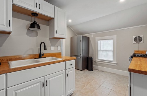 Saratoga Springs Cottage | Stylish Carriage house near DOWNTOWN, SPAC, SKIDMORE and RACE TRACK