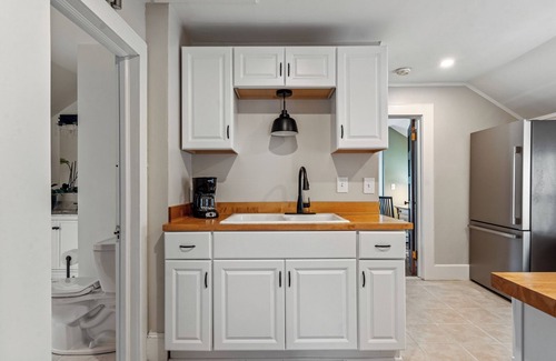 Saratoga Springs Cottage | Stylish Carriage house near DOWNTOWN, SPAC, SKIDMORE and RACE TRACK