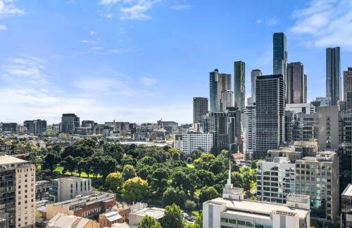 Melbourne Central Business District Apartment | Stylish CBD Apartment Urban Escape & Epic Views!