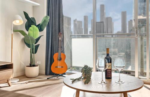 Melbourne Central Business District Apartment | Stylish CBD Apartment Urban Escape & Epic Views!