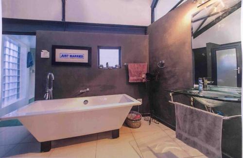 Greater Johannesburg Metropolitan Area House | Stylish celeb style Huge secure 3 beds and baths