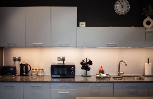 City Centre Glasgow Apartment | Stylish Central Apartment with Parking
