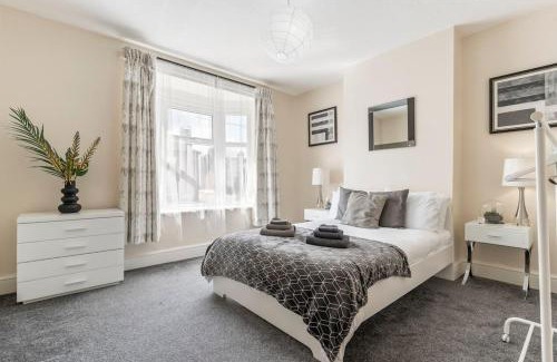 Welford Apartment | Stylish & Central - Bed House - Parking & Garden