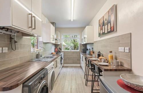 Welford Apartment | Stylish & Central - Bed House - Parking & Garden