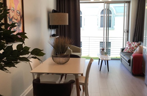 Cape Town City Centre Apartment | Stylish central City Apartment on Greenmarket Square with secure parking garage.