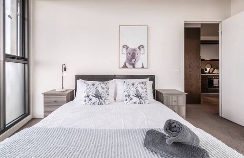 Abbotsford Apartment | Stylish, central serenity