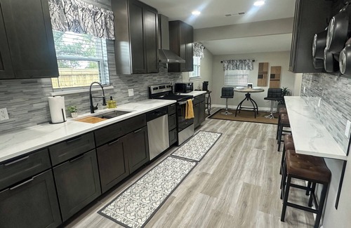 College Station House | Stylish, centrally-located home with easy access to both Bryan & College Station