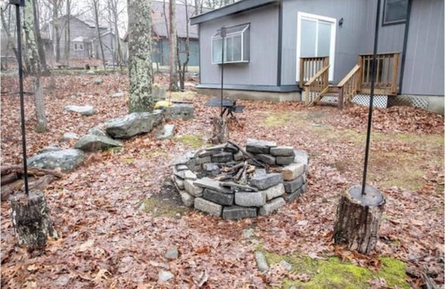 East Stroudsburg Ski Chalet | Stylish Chalet with Private Sauna, Lake in Saw Creek. Bushkill. Pocono.