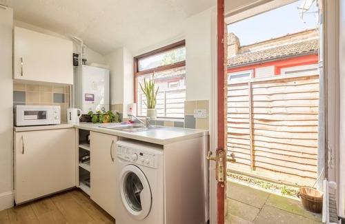 Luton House | Stylish character home, near town centre, M1, airport, Self Check-in