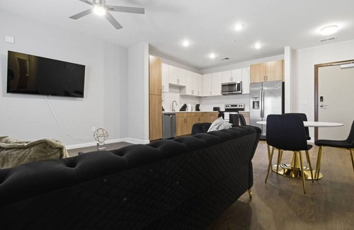 The Gulch Apartment | Stylish & Charming 2BR ~ Nashville Retreat