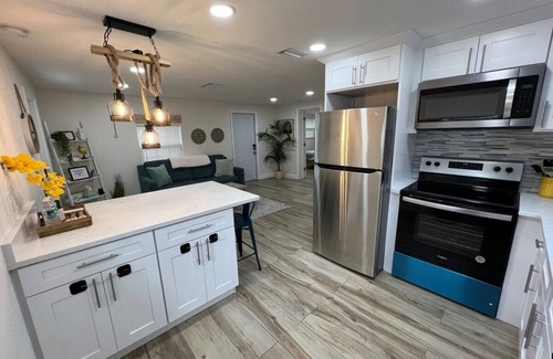 East Tampa House | Stylish Chic King Bed Ybor DT