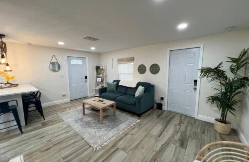 East Tampa House | Stylish Chic King Bed Ybor Dt