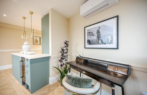 Turnham Green Apartment | Stylish Chiswick Flat with AC and Private Balcony