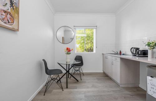 Spring Hill Apartment | Stylish City Centre Studio - Short walk to Hosp