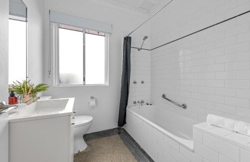 Spring Hill Apartment | Stylish City Centre Studio - Short walk to Hosp