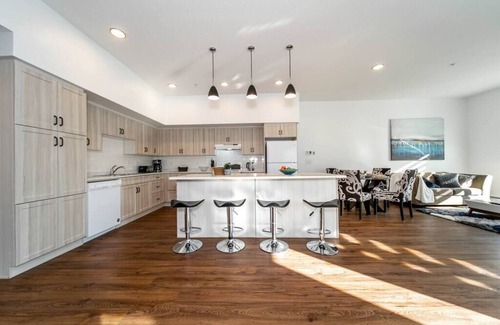 North Central Edmonton Apartment | ★Stylish⭐️Close to D/T✅FREE parking✔️King Bed ★2bed