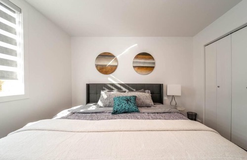 West Edmonton Apartment | Stylish Close to D/T FREE parking King Bed 2bed