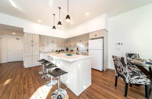 West Edmonton Apartment | Stylish Close to D/T FREE parking King Bed 2bed
