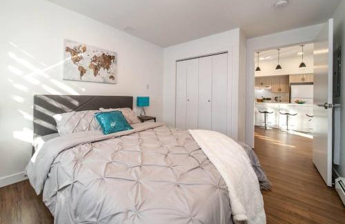 West Edmonton Apartment | Stylish Close to D/T FREE parking King Bed 2bed