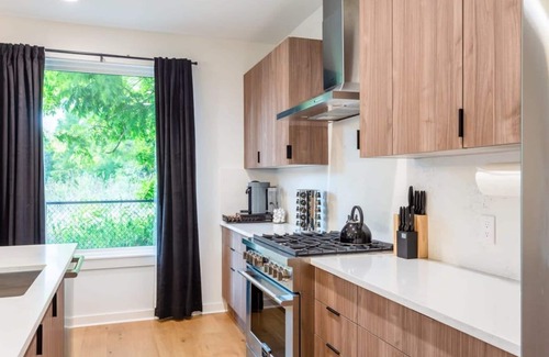 Govalle House | Stylish Clubhouse Retreat w/Hot Tub near Downtown