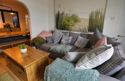 Skelton-in-Cleveland House | Stylish Coastal Cottage with Hot Tub and Garden Sleeps 8