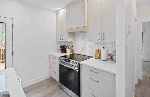 James Bay House | Stylish comfort in James Bay - 5 min walk to the breakwater