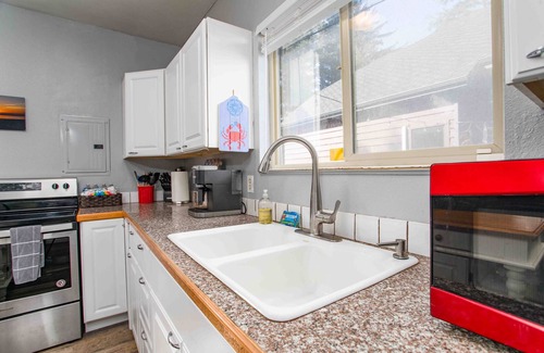 Crescent City Cottage | Stylish comfort located just 10 minutes away from Park & River