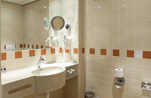 Schelfhorst Hotel | Stylish Comfort Near Scenic Paterswoldsemeer! Outdoor Pool, Free Parking!