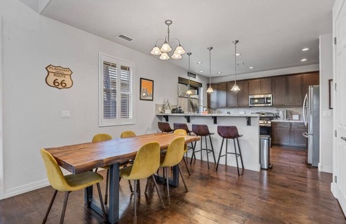 Flagstaff House | Stylish & Comfy ~ 5★ Location, ♛Royal Beds, HotTub