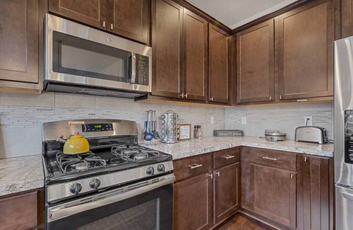 Flagstaff House | Stylish & Comfy ~ 5★ Location, ♛Royal Beds, HotTub