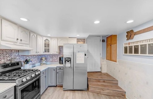North Buffalo House | Stylish & Comfy Haven near Niagara Falls ~ UB !