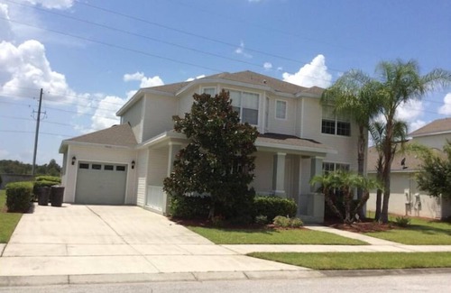Trafalgar Village House | Stylish & Comfy ~ Mins to Disney ~ Pool ~ Hot Tub!
