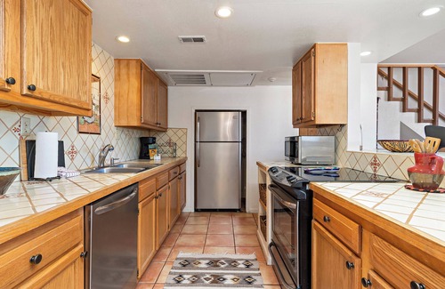 Northeast Santa Fe Hotel | Stylish Condo Near Plaza - Wood Fireplace, Pool Access, Full Kitchen