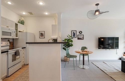 Downtown Seattle House | Stylish condo @ Seattle's Heart + Pool & Parking