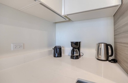 Hollywood Lakes Condo | Stylish Condo w/Partial Ocean View Retreat-CS16
