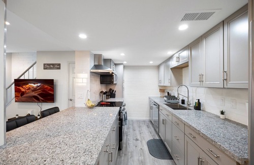 Mesa Condo | Stylish Condo w/Pool + Kitchen - Mesa Retreat