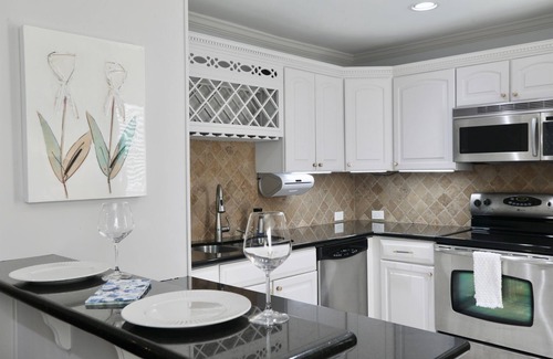 Oxford House | Stylish Condo, Walk to Square - Squares Lil East