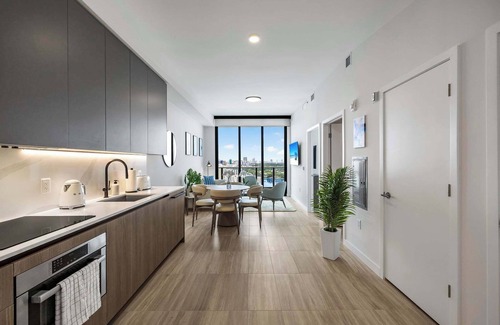 North Beach Apartment | Stylish Condo – Walk to Beach | Amazing Views