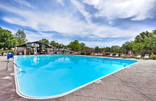 Branson Apartment | Stylish Condo with Peaceful Views about 3 Miles to Dtwn!